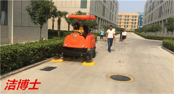 駕駛式掃地機