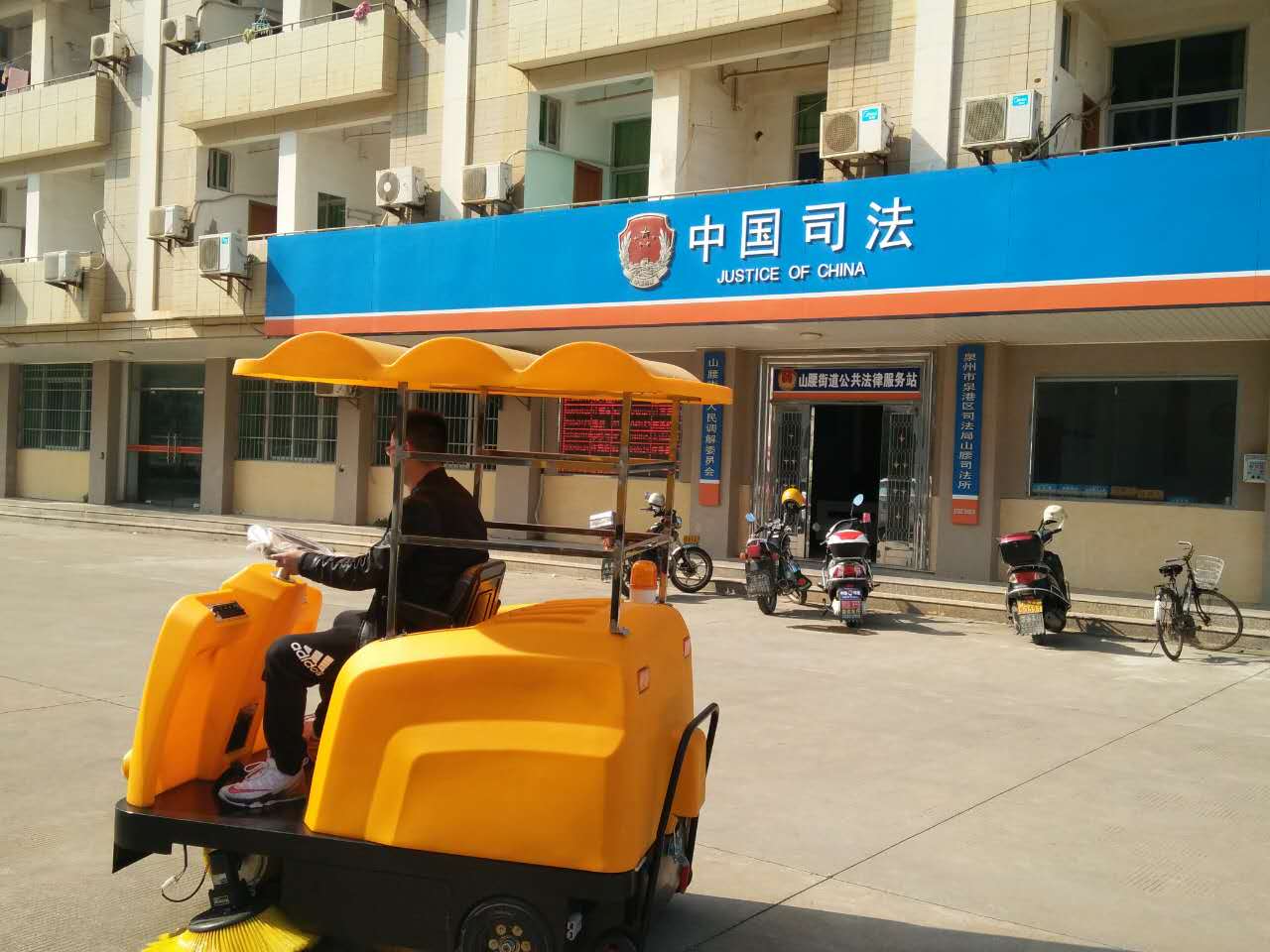 驚！一輛潔博士路面清掃機，惹得員工搶著(zhù)干活？