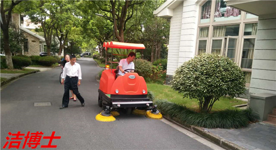 駕駛掃地車(chē)