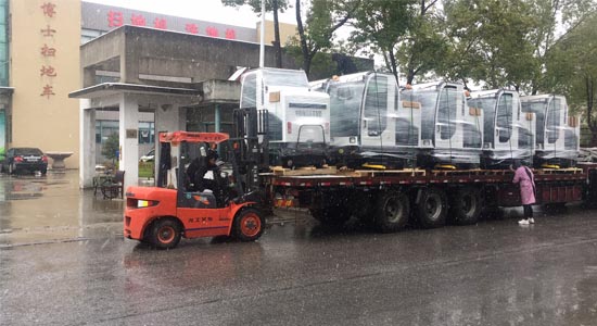 潔博士掃地車(chē)廠(chǎng)家冒雨發(fā)貨