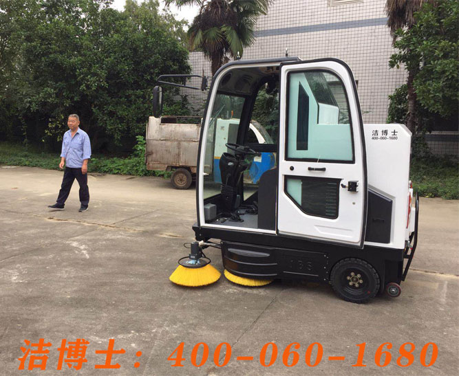 潔博士駕駛掃地車(chē)客戶(hù)案例——廣漢市新達物業(yè)管理有限公司