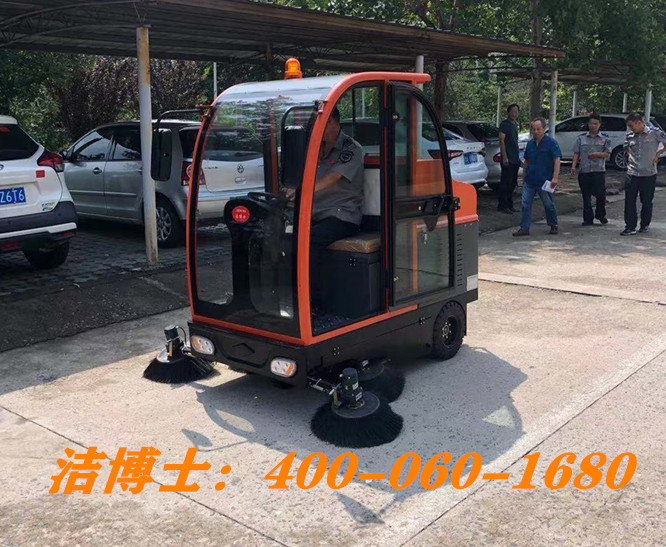 潔博士全封閉駕駛掃地車(chē)客戶(hù)案例-衡東長(cháng)鑫物業(yè)管理有限公司