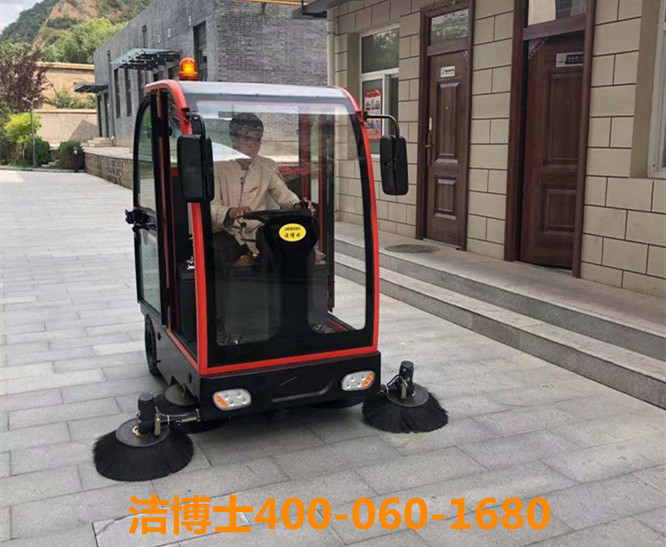 潔博士駕駛掃地機，洗地機客戶(hù)案例-牡丹江鏡鵬會(huì )展服務(wù)有限公司