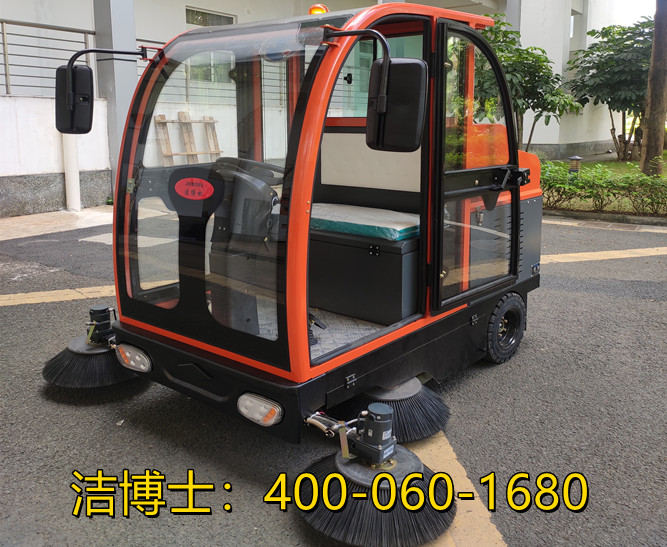 潔博士駕駛掃地車(chē)客戶(hù)案例-大連漢普匠新精密機械有限公司